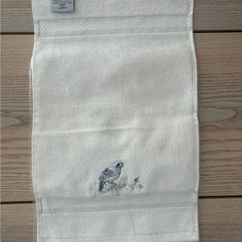 NWT Avanti Cream Finger Tip Towels w/ Bird Design. 3 come with this set.